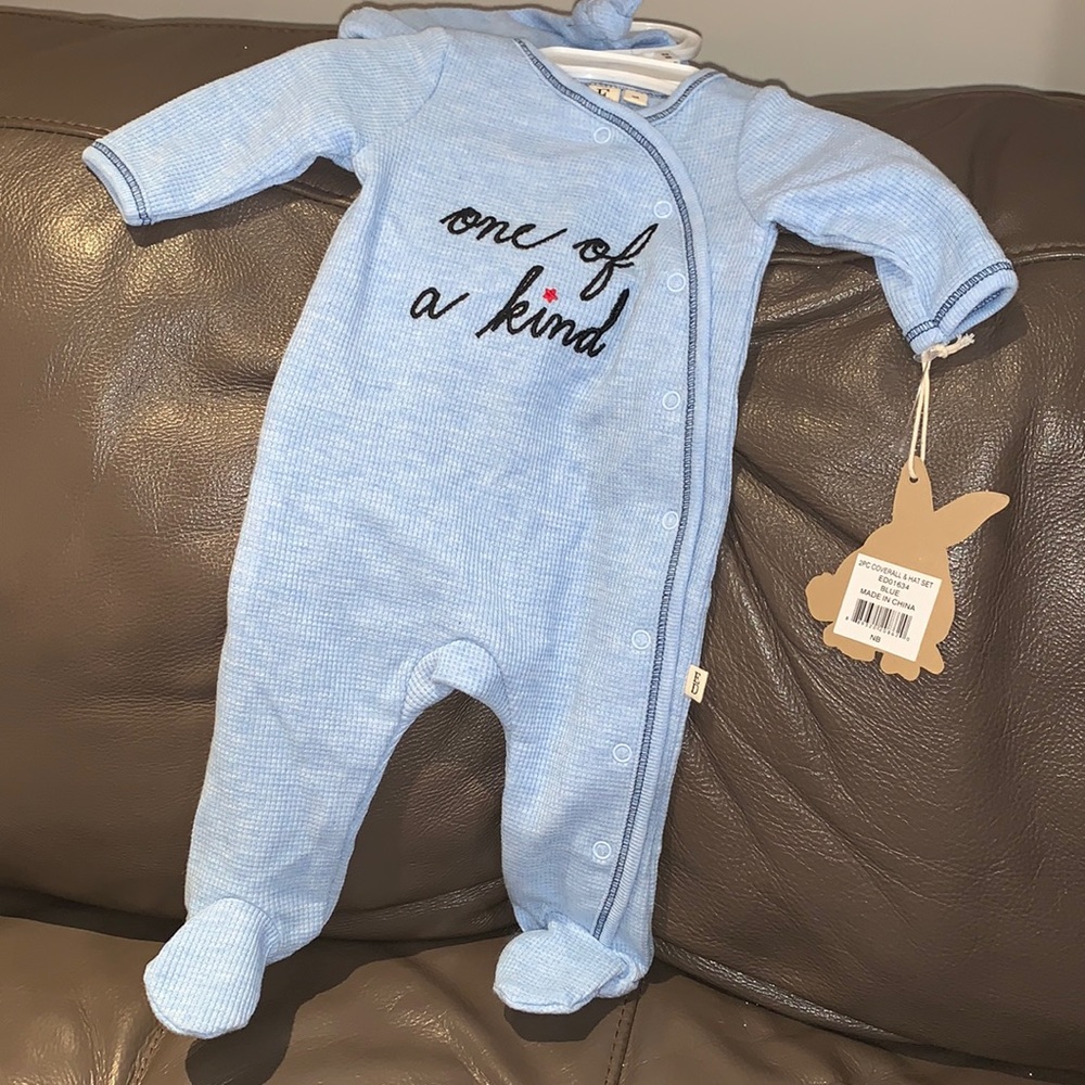 NWT Ellen DeGeneres newborn pajama with matching hat